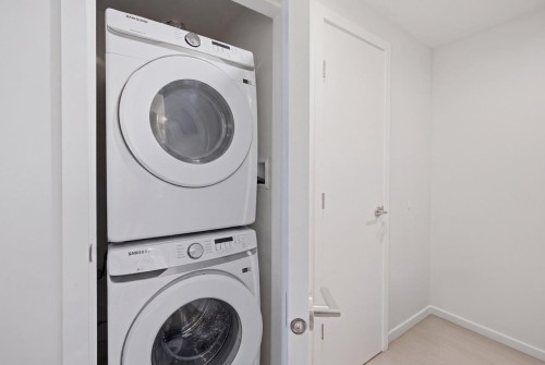 602-4168 Lougheed Highway, Burnaby, BC - Indoor Photo Showing Laundry Room