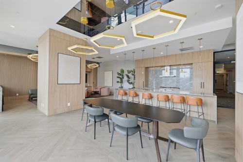 602-4168 Lougheed Highway, Burnaby, BC - Indoor Photo Showing Dining Room