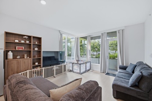 602-4168 Lougheed Highway, Burnaby, BC - Indoor Photo Showing Living Room