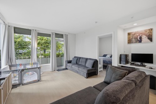 602-4168 Lougheed Highway, Burnaby, BC - Indoor Photo Showing Living Room