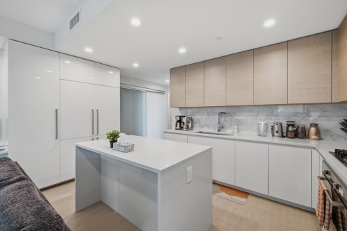 602-4168 Lougheed Highway, Burnaby, BC - Indoor Photo Showing Kitchen
