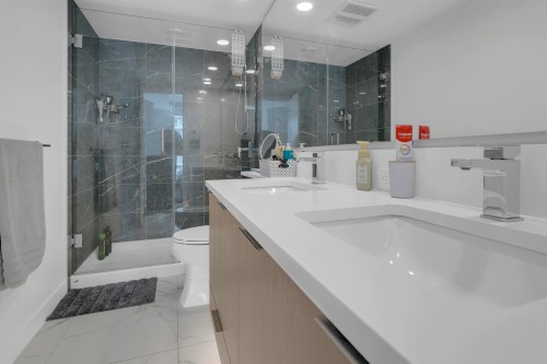 1106-7769 Park Crescent, Burnaby, BC - Indoor Photo Showing Bathroom