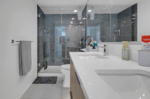 1106-7769 Park Crescent, Burnaby, BC - Indoor Photo Showing Bathroom