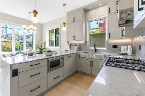 2-1826 2Nd Avenue E, Vancouver, BC - Indoor Photo Showing Kitchen With Double Sink With Upgraded Kitchen