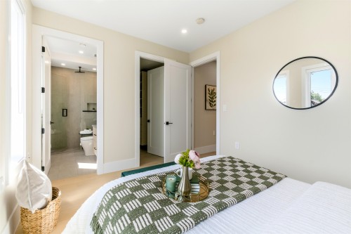 2-1826 2Nd Avenue E, Vancouver, BC - Indoor Photo Showing Bedroom