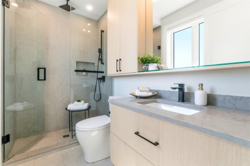2-1826 2Nd Avenue E, Vancouver, BC - Indoor Photo Showing Bathroom