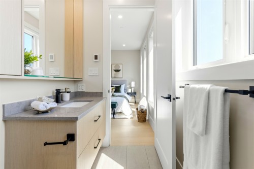 2-1826 2Nd Avenue E, Vancouver, BC - Indoor Photo Showing Bathroom