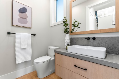 2-1826 2Nd Avenue E, Vancouver, BC - Indoor Photo Showing Bathroom