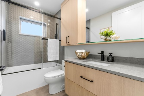2-1826 2Nd Avenue E, Vancouver, BC - Indoor Photo Showing Bathroom