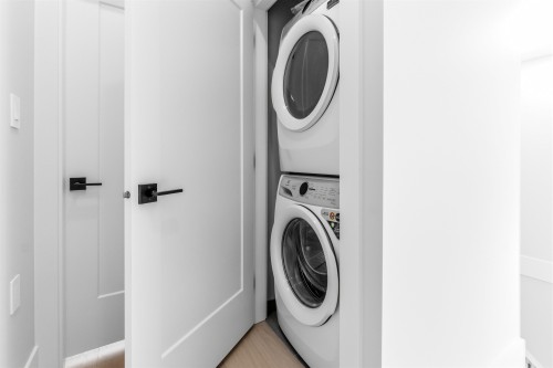 2-1826 2Nd Avenue E, Vancouver, BC - Indoor Photo Showing Laundry Room