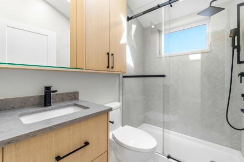 2-1826 2Nd Avenue E, Vancouver, BC - Indoor Photo Showing Bathroom