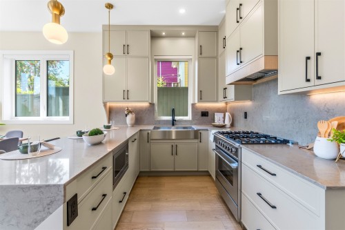 2-1826 2Nd Avenue E, Vancouver, BC - Indoor Photo Showing Kitchen With Upgraded Kitchen