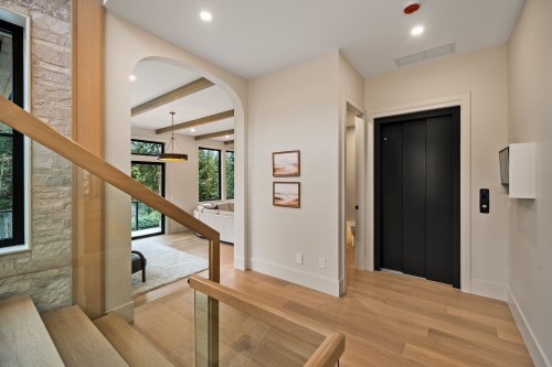 135 Oak Court, Anmore, BC - Indoor Photo Showing Other Room