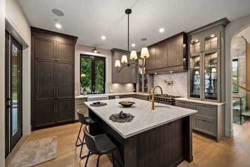 135 Oak Court, Anmore, BC - Indoor Photo Showing Kitchen With Upgraded Kitchen