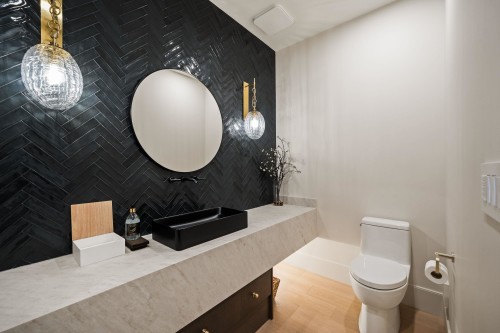 135 Oak Court, Anmore, BC - Indoor Photo Showing Bathroom