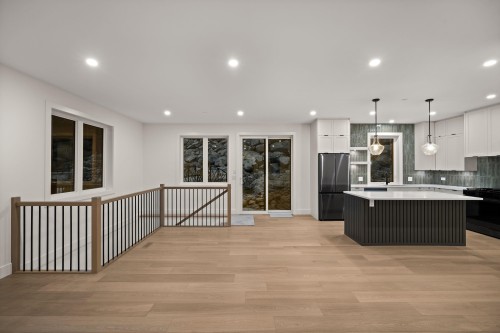 135 Oak Court, Anmore, BC - Indoor Photo Showing Kitchen With Upgraded Kitchen