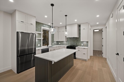 135 Oak Court, Anmore, BC - Indoor Photo Showing Kitchen With Upgraded Kitchen