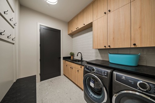 135 Oak Court, Anmore, BC - Indoor Photo Showing Laundry Room