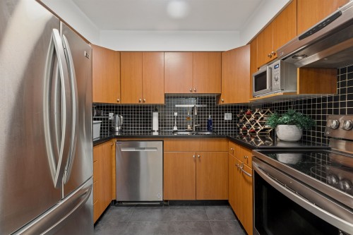 102-1689 4Th Avenue E, Vancouver, BC - Indoor Photo Showing Kitchen