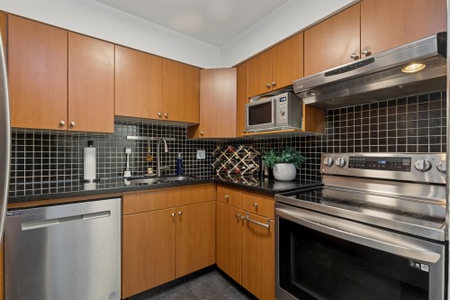 102-1689 4Th Avenue E, Vancouver, BC - Indoor Photo Showing Kitchen