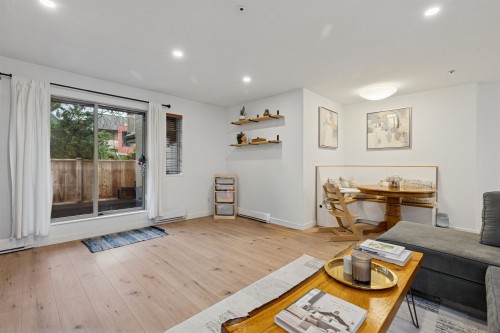 102-1689 4Th Avenue E, Vancouver, BC - Indoor Photo Showing Living Room