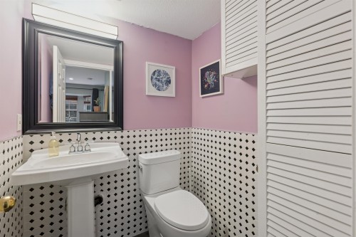 102-1689 4Th Avenue E, Vancouver, BC - Indoor Photo Showing Bathroom