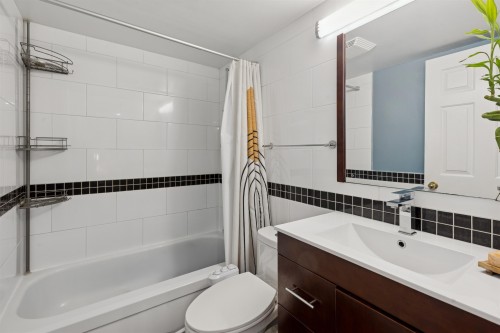 102-1689 4Th Avenue E, Vancouver, BC - Indoor Photo Showing Bathroom