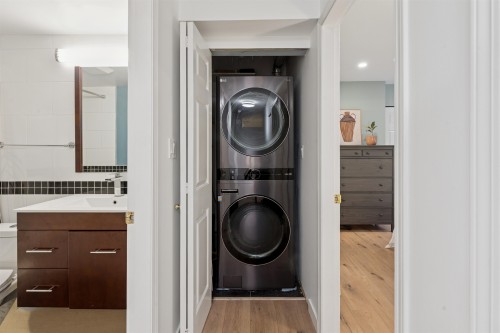 102-1689 4Th Avenue E, Vancouver, BC - Indoor Photo Showing Laundry Room