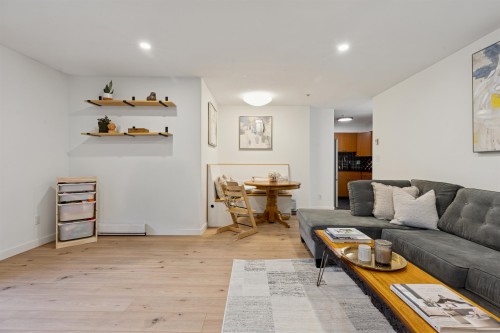 102-1689 4Th Avenue E, Vancouver, BC - Indoor Photo Showing Living Room