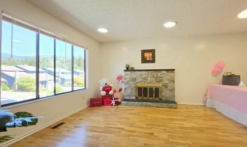 3220 Harwood Avenue, Coquitlam, BC - Indoor Photo Showing Living Room With Fireplace