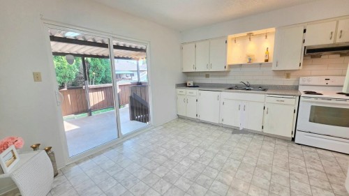 3220 Harwood Avenue, Coquitlam, BC - Indoor Photo Showing Kitchen With Double Sink
