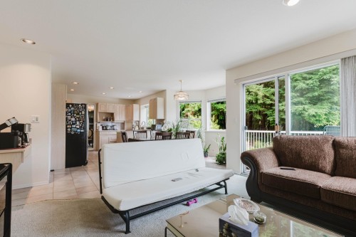1565 Bramble Lane, Coquitlam, BC - Indoor Photo Showing Living Room