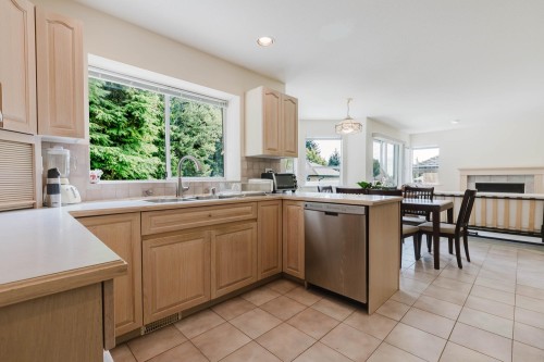 1565 Bramble Lane, Coquitlam, BC - Indoor Photo Showing Kitchen With Double Sink