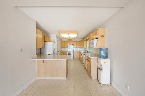 2677 Fortress Drive, Port Coquitlam, BC - Indoor Photo Showing Kitchen