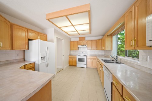 2677 Fortress Drive, Port Coquitlam, BC - Indoor Photo Showing Kitchen With Double Sink