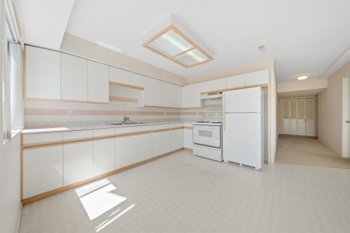 2677 Fortress Drive, Port Coquitlam, BC - Indoor Photo Showing Kitchen