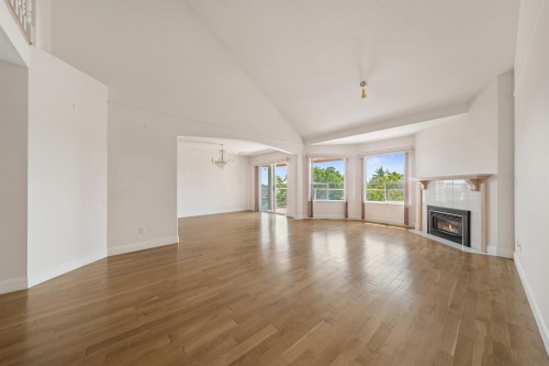 2677 Fortress Drive, Port Coquitlam, BC - Indoor Photo Showing Living Room With Fireplace