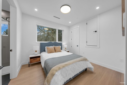2715 Cheyenne Avenue, Vancouver, BC - Indoor Photo Showing Bedroom