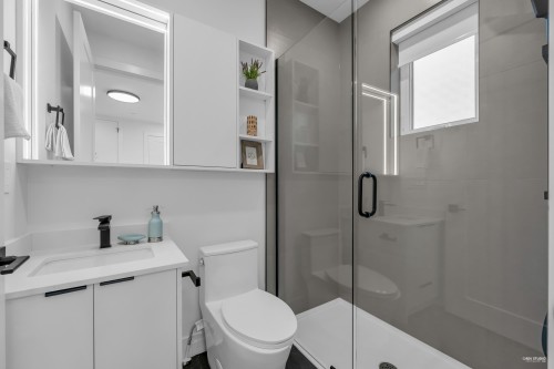2715 Cheyenne Avenue, Vancouver, BC - Indoor Photo Showing Bathroom