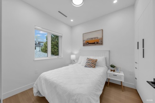 2715 Cheyenne Avenue, Vancouver, BC - Indoor Photo Showing Bedroom