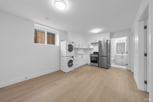2715 Cheyenne Avenue, Vancouver, BC - Indoor Photo Showing Laundry Room