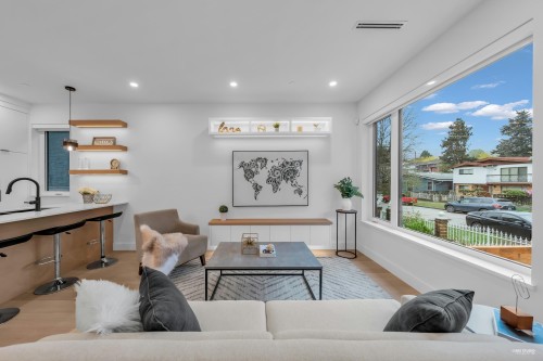 2715 Cheyenne Avenue, Vancouver, BC - Indoor Photo Showing Living Room