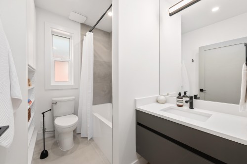 1220 11Th Avenue E, Vancouver, BC - Indoor Photo Showing Bathroom