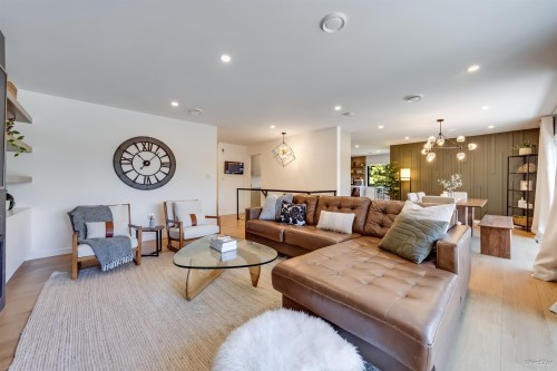 3200 Bosun Place, Coquitlam, BC - Indoor Photo Showing Living Room