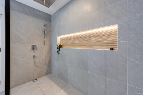 3200 Bosun Place, Coquitlam, BC - Indoor Photo Showing Bathroom