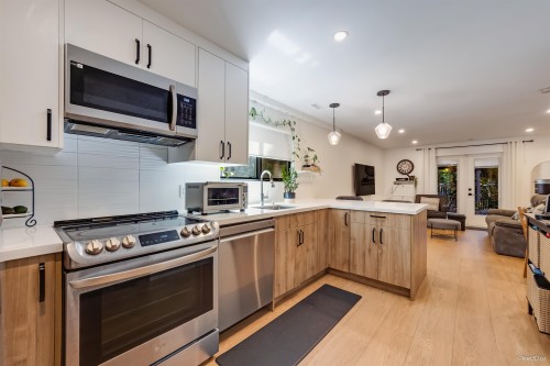 3200 Bosun Place, Coquitlam, BC - Indoor Photo Showing Kitchen With Upgraded Kitchen