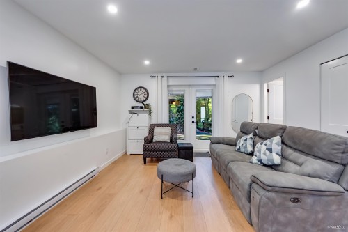 3200 Bosun Place, Coquitlam, BC - Indoor Photo Showing Living Room