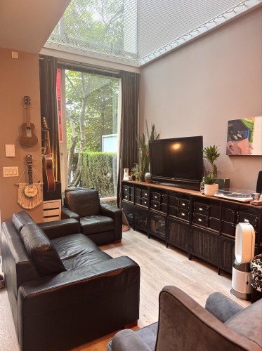 121 Georgia Street W, Vancouver, BC - Indoor Photo Showing Living Room