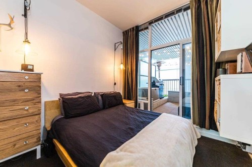 121 Georgia Street W, Vancouver, BC - Indoor Photo Showing Bedroom