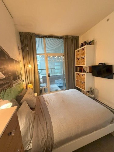 121 Georgia Street W, Vancouver, BC - Indoor Photo Showing Bedroom